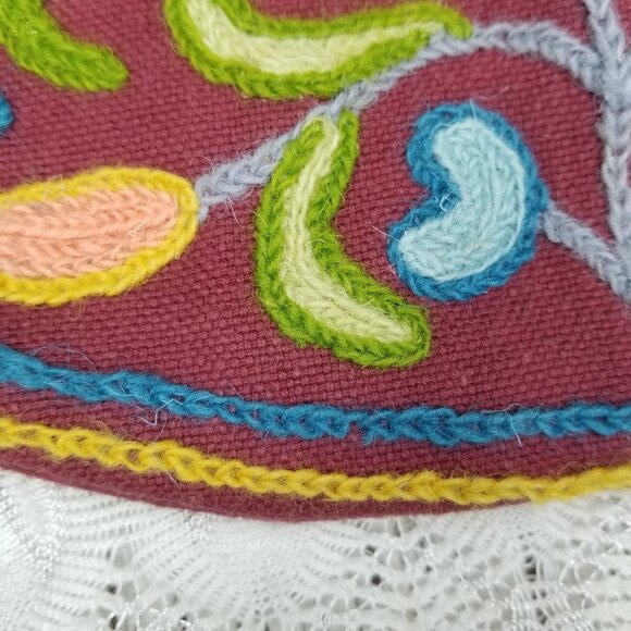 Vintage crewel chain stitch embroidery bag red floral wicker-wrapped handles - Picture 4 of 10